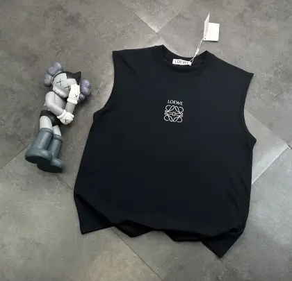 包邮 潮牌🎁罗意威LOEWE刺绣logo纯棉背心T恤! 🎆:240g双纱潮牌专用棉,纹理清晰,质感满满,同缸定染1×1无色差精密纯棉螺纹,层搭叠穿,自留好货,强烈推荐~所有的辅料全部原版定制! 🎆:百分百重工好货,精工立体裁剪,宽松的版型,百搭各种身材,妹子可以完美驾驭小码,自留强烈推荐~ 🎆:经典的品牌LOGO工艺,高端有质感!整体做工用料也是相当讲究,处处体现品牌对品质的把控!妥妥的大厂风范! 颜色:黑色 白色 M L XL XXL 胸围 106 110 114 118 肩宽 40 41 42 43 衣长 67 69 71 73